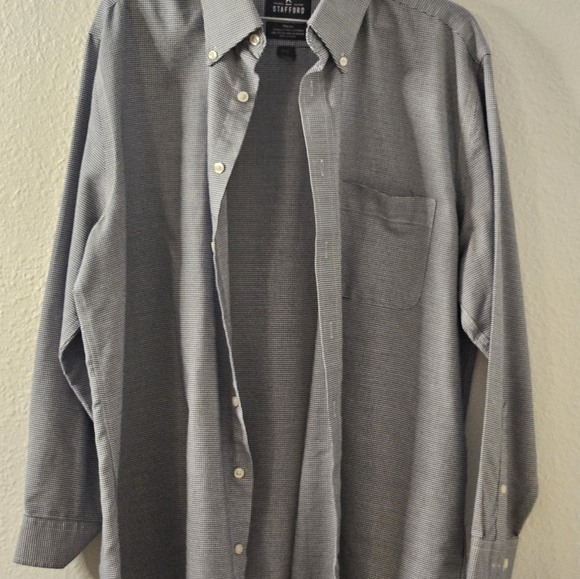 Men's Stafford Button Down Shirt in a dark blue and white design. 16 1/2 - 32/33 - Picture 4 of 10